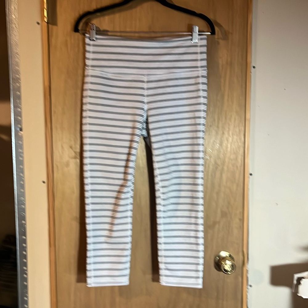 Athleta women’s gray striped capri leggings M preowned good condition